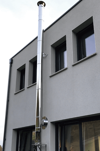 conduit de cheminée en acier inoxydable sur une nouvelle construction, y compris le chapeau pare-pluie