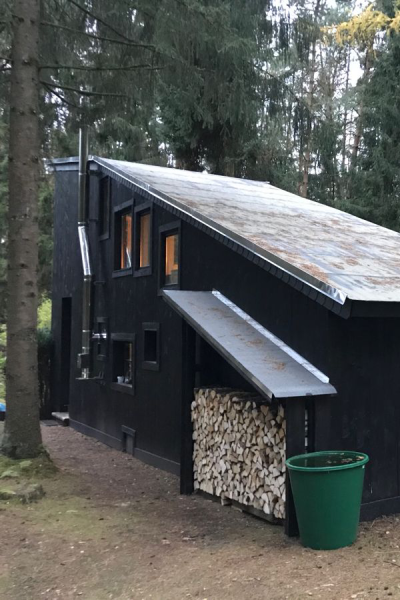 conduit de cheminée en acier inoxydable sur un ancien pavillon de chasse avec déport
